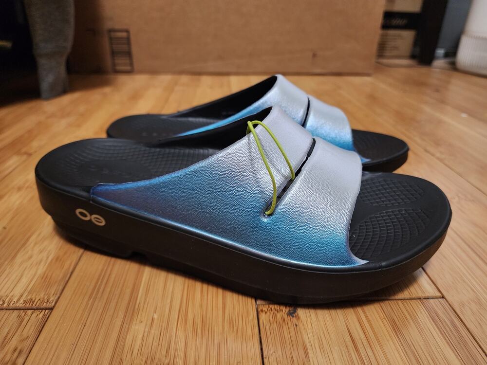 OOFOS Ooahh Luxe Metallic Frost Recovery Slide Womens Size 5 EU 36 Sandals Shoes